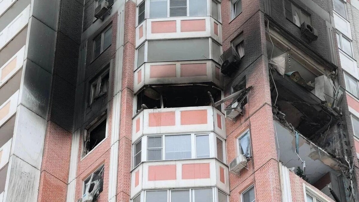    Подъезд пострадавшего от атаки БПЛА дома в Левенцовке в Ростове может обрушиться   Юрий Слюсарь / ТГ Юрия Слюсаря