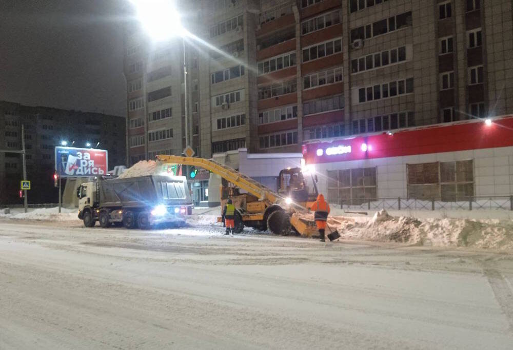 
 
 В круглосуточном графике подрядчики выделяют время с 01:00 до 02:00 ночи для отдыха водителей. В это время техника не глушится из-за низкой температуры, так как после остановки двигателя, существует риск, что он не запустится повторно. Особенно во время похолодания. В Перми для уборки снега ежедневно привлекается около 225 единиц техники.
 
 В Перми подрядчики убирают улицы и тротуары круглосуточно. Днём проводится первичная очистка и свозят снег к обочинам, а ночью вывозят его на полигоны. На вывоз снега подрядчикам дается от 3 до 5 дней.
]]>