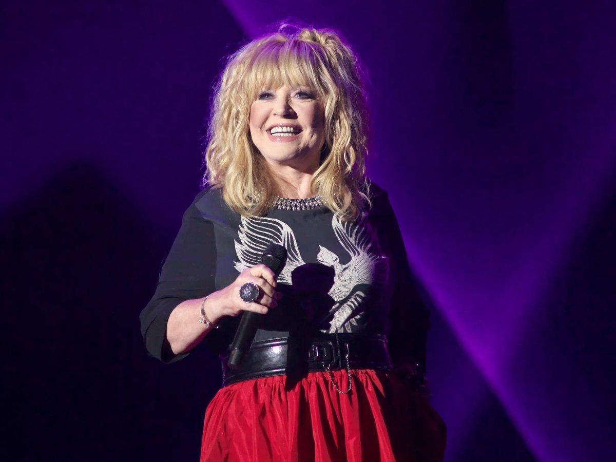    Высокая пенсия Пугачевой обусловлена большим количеством у нее наград и званий