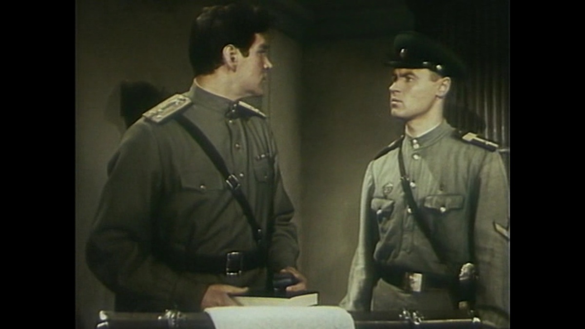 Старший лейтенант с 6-угольными погонами и старшина-сверхсточник. Кадр из фильма