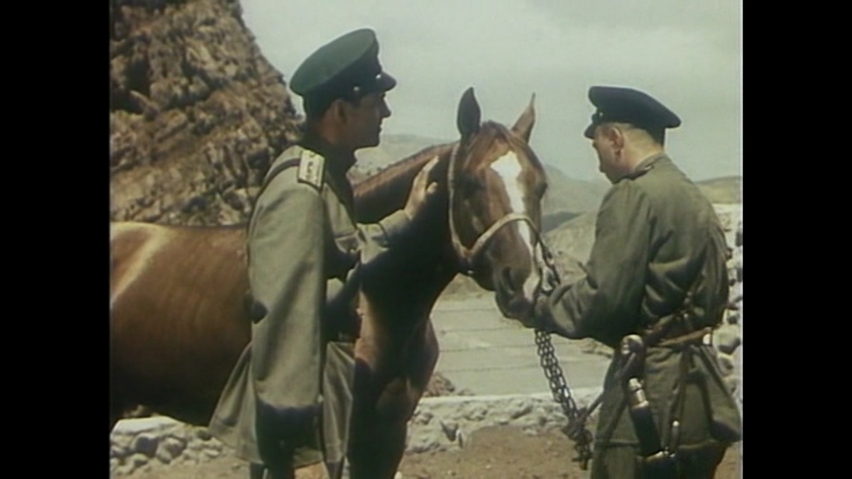 Сержант с шашкой. Кадр из фильма