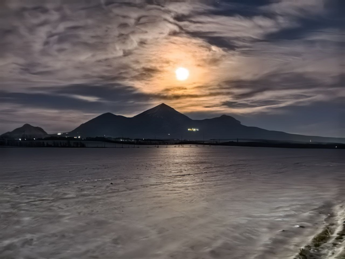 Наш вечерний Бештау под луной