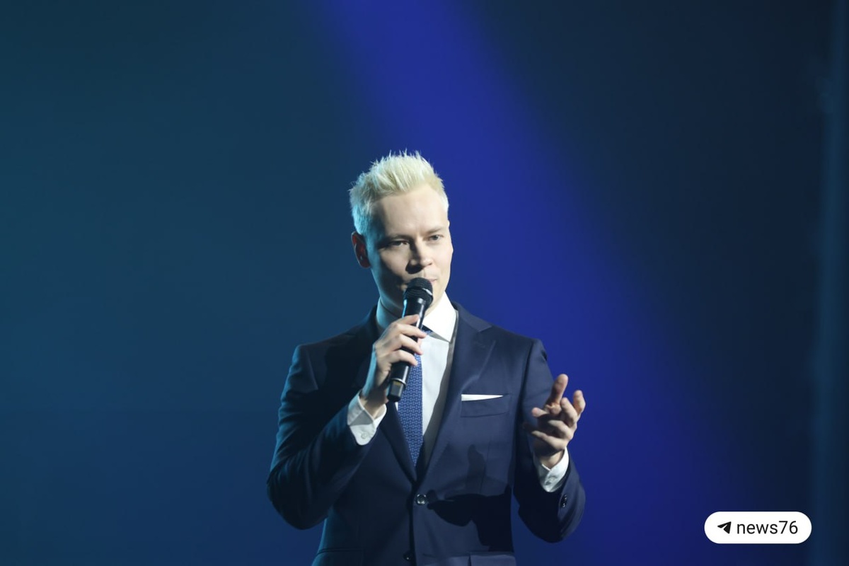 В строгом костюме Ярослав начинает выступление.