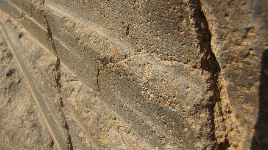 Главная улика. Сторонники теории видят здесь следы заливки и отпечатки ткани. Критики — естественную слоистость осадочной породы.