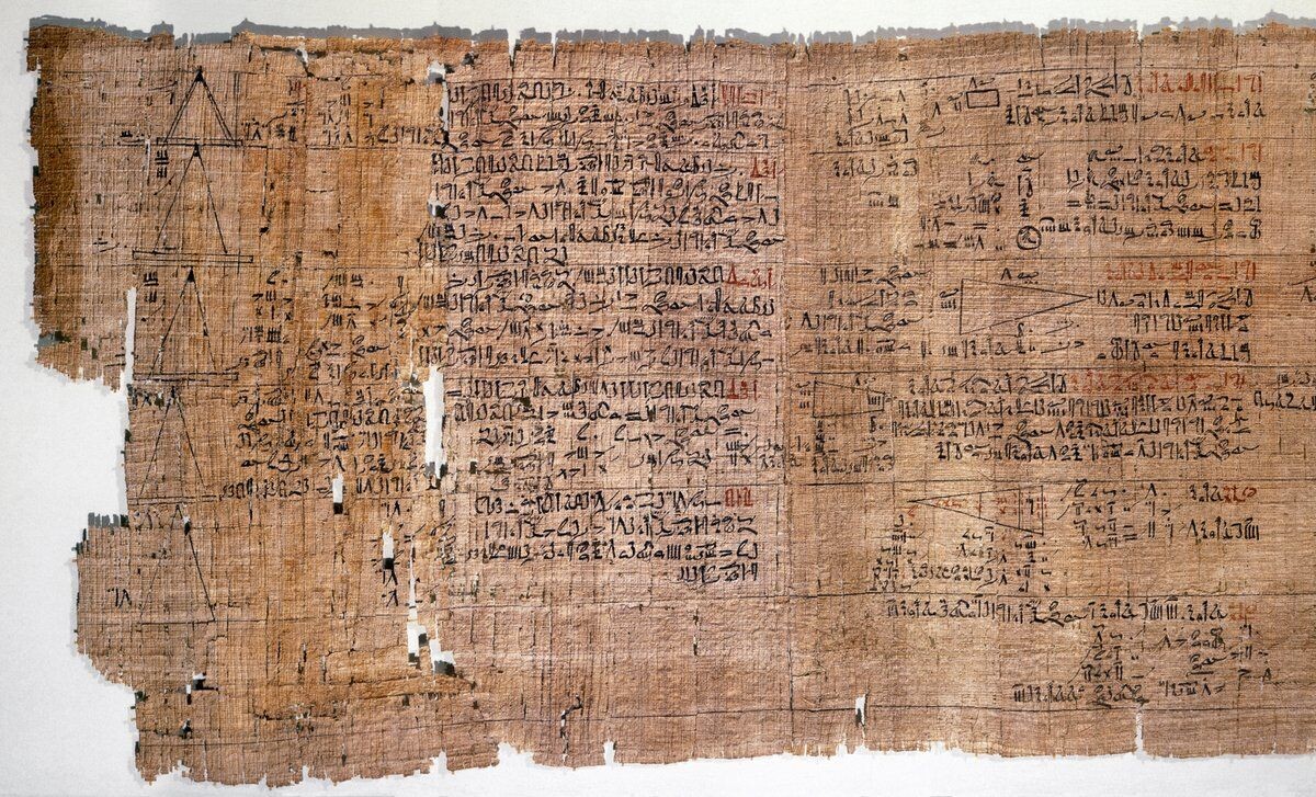 Домашнее задание писца. Так выглядел «учебник по математике» 3500 лет назад. Иероглифы — это числа и условия задач.