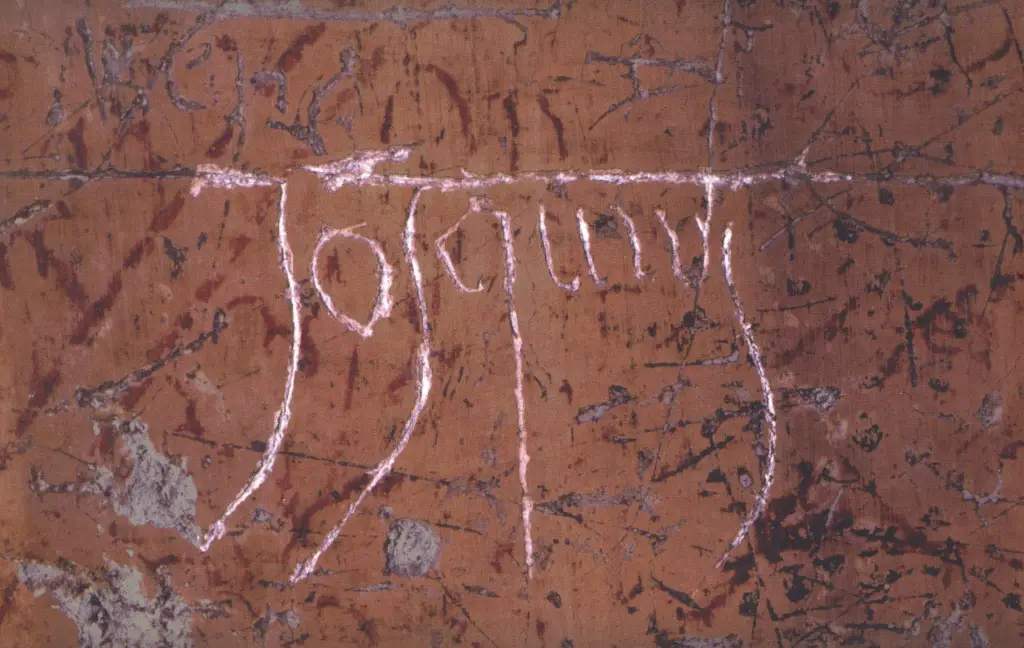 Подпись XV века, возможно, принадлежащая композитору Жоскену Депре. На стене хоров Сикстинской капеллы, среди сотен других подписей музыкантов и других людей.