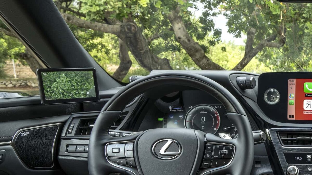 В этом Лексусе вместо наружных зеркал экраны. Тендеция, однако!