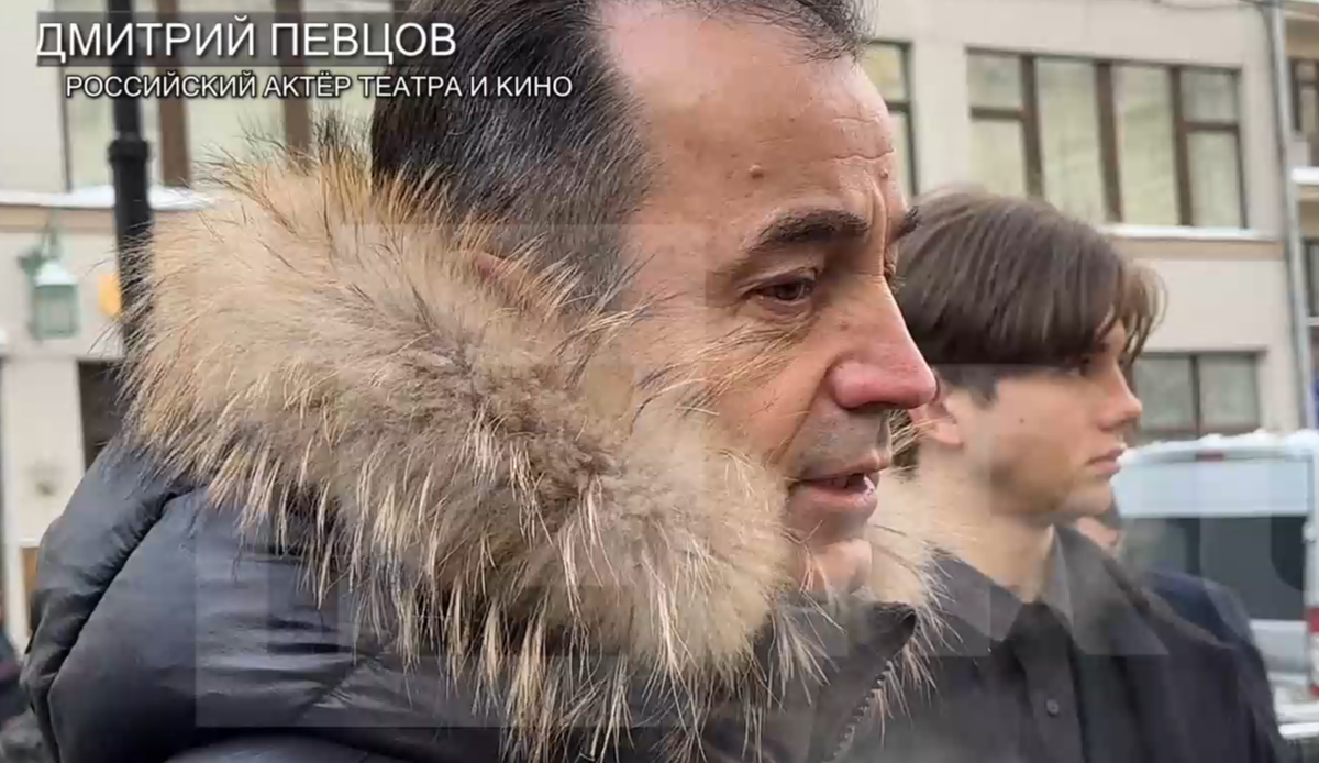 Дмитрий Певцов с сыном на прощании с Игорем Золотовицким