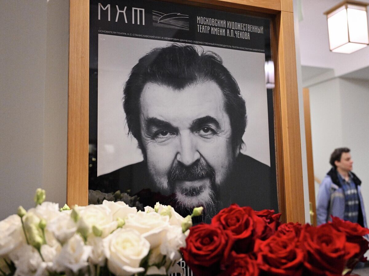    Цветы у портрета заслуженного артиста РФ Игоря Золотовицкого в Московском Художественном театре имени А. П. Чехова в Москве | © РИА Новости / Кристина Кормилицына