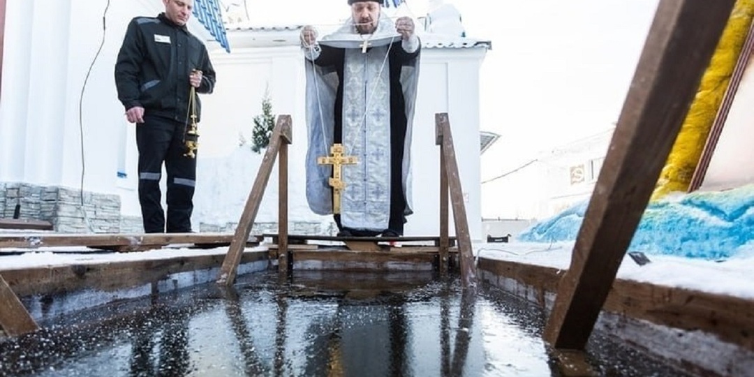 «На святыне зарабатывать нечестно»: новосибирский священник высказался о платных купелях на Крещение