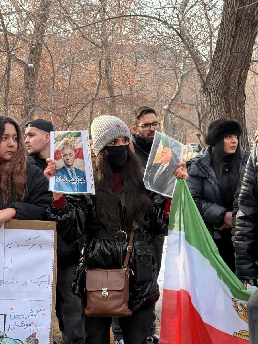 Акция протеста иранцев перед зданием посольства Ирана в Армении (17 января 2026). Еревaн © Sputnik
