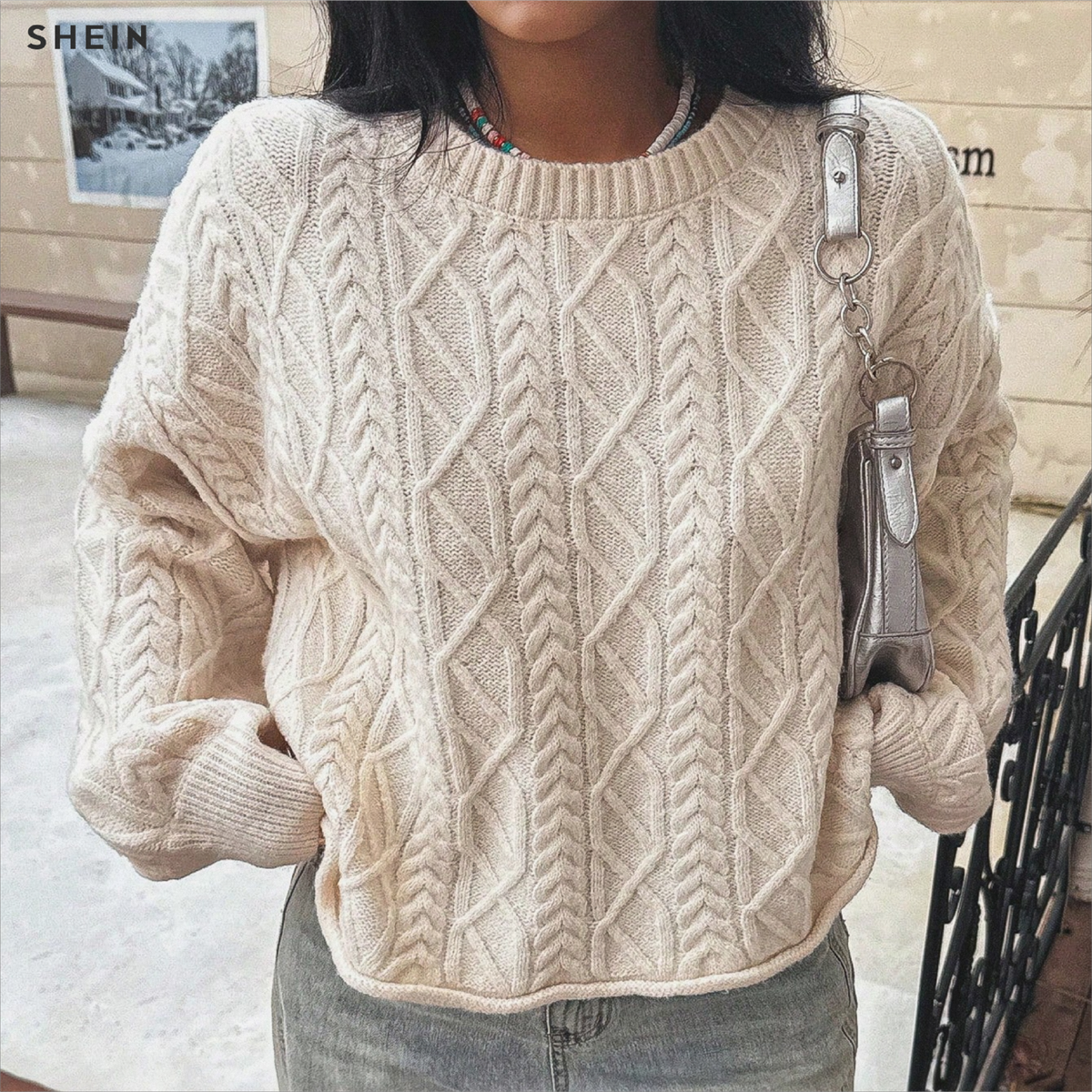 Укороченный джемпер в молочном оттенке с рельефным узором