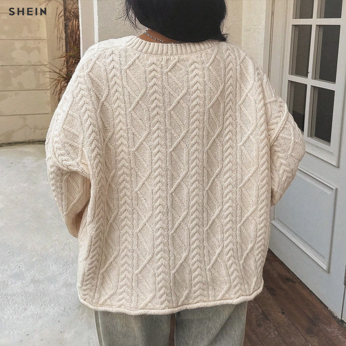 Укороченный джемпер в молочном оттенке с рельефным узором