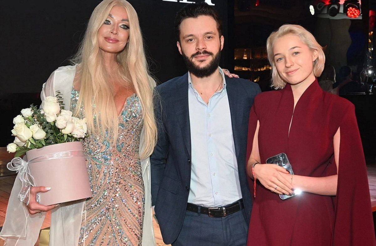 Фото: соцсети. Анастасия с дочерью и зятем. 