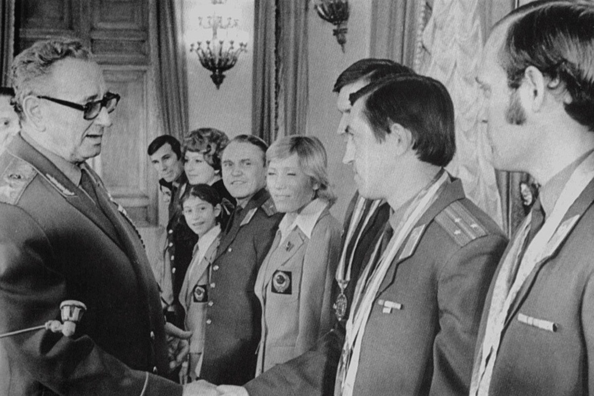    Министр обороны маршал Гречко принимает у себя армейских спортсменов. Крайние справа - хоккеисты старшие лейтенанты Владимир Петров и Борис Михайлов. / Фото: Из книги Б. Михайлова "Такова хоккейная жизнь"