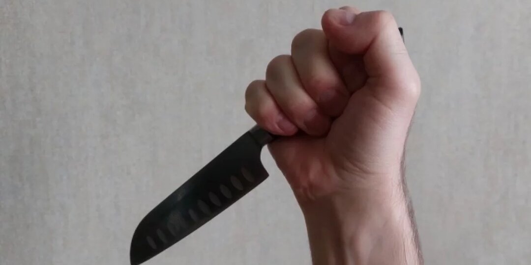 Дама вонзила нож в сердце собутыльника за аморальное поведение