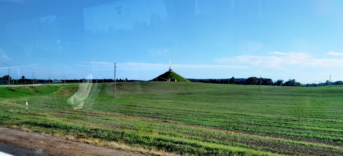 Курган славы в честь Победы в ВОВ рядом с Минском. Минск мы проехали по окружной, не заезжая в него