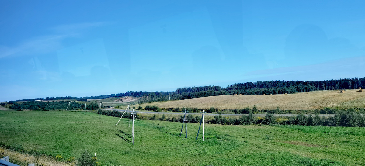 Белоруская природа - отдельная достопримечательность! Место в автобусе у меня было справа у окна- так что всю поездку мог сполна ею наслаждаться.