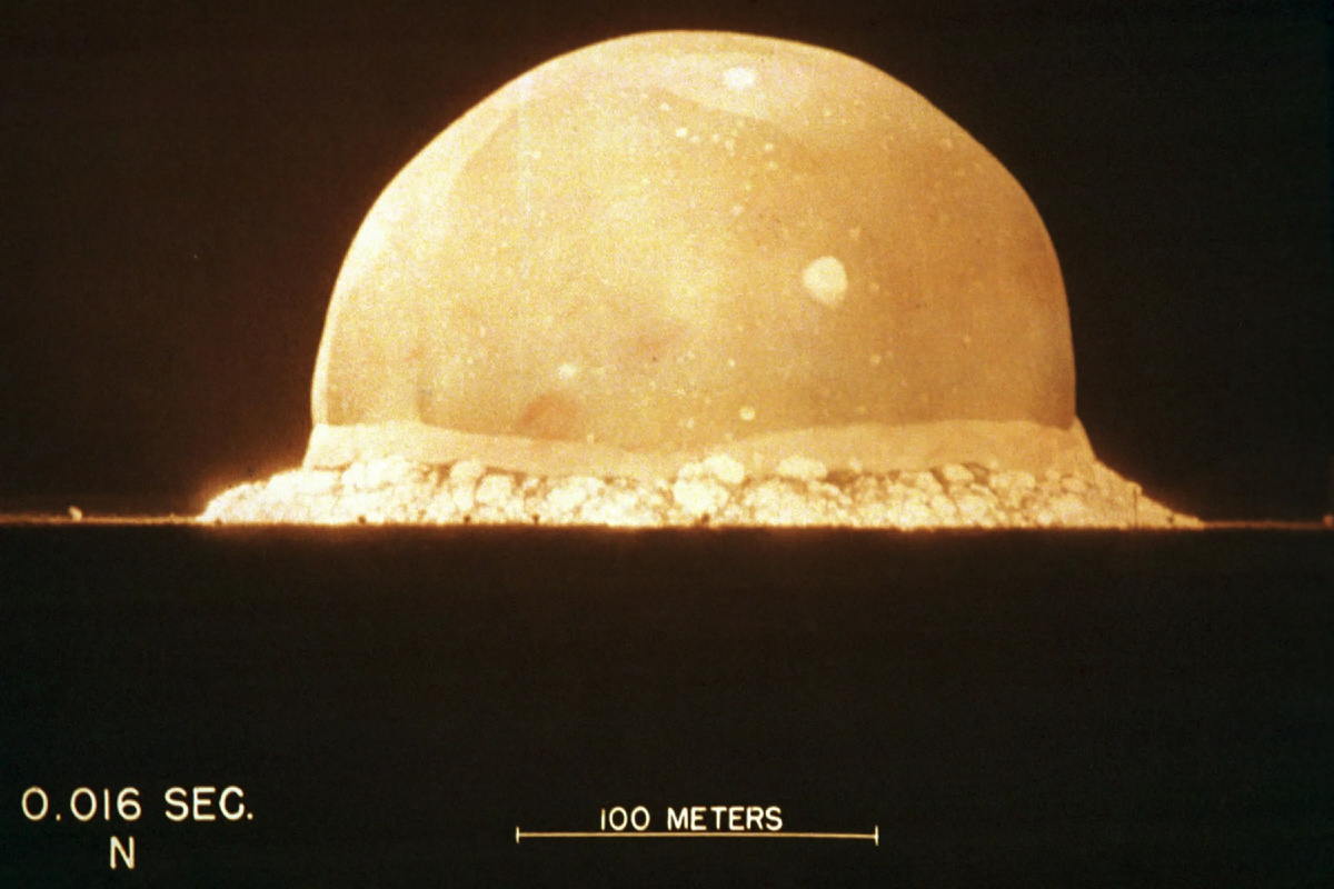 Взрыв «Штучки» через 0,016 секунды после детонации. Размер плазменного шара — около 200 метров.