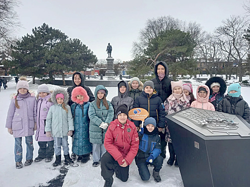    Аксайские туристы на фоне памятника Петру I в Таганроге. / ФОТО автора Администратор