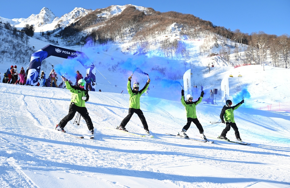     Праздничный спуск в стиле олдскул на трассе горнолыжного курорта «Роза Хутор» в Сочи / РИА Новости / Екатерина Лызлова