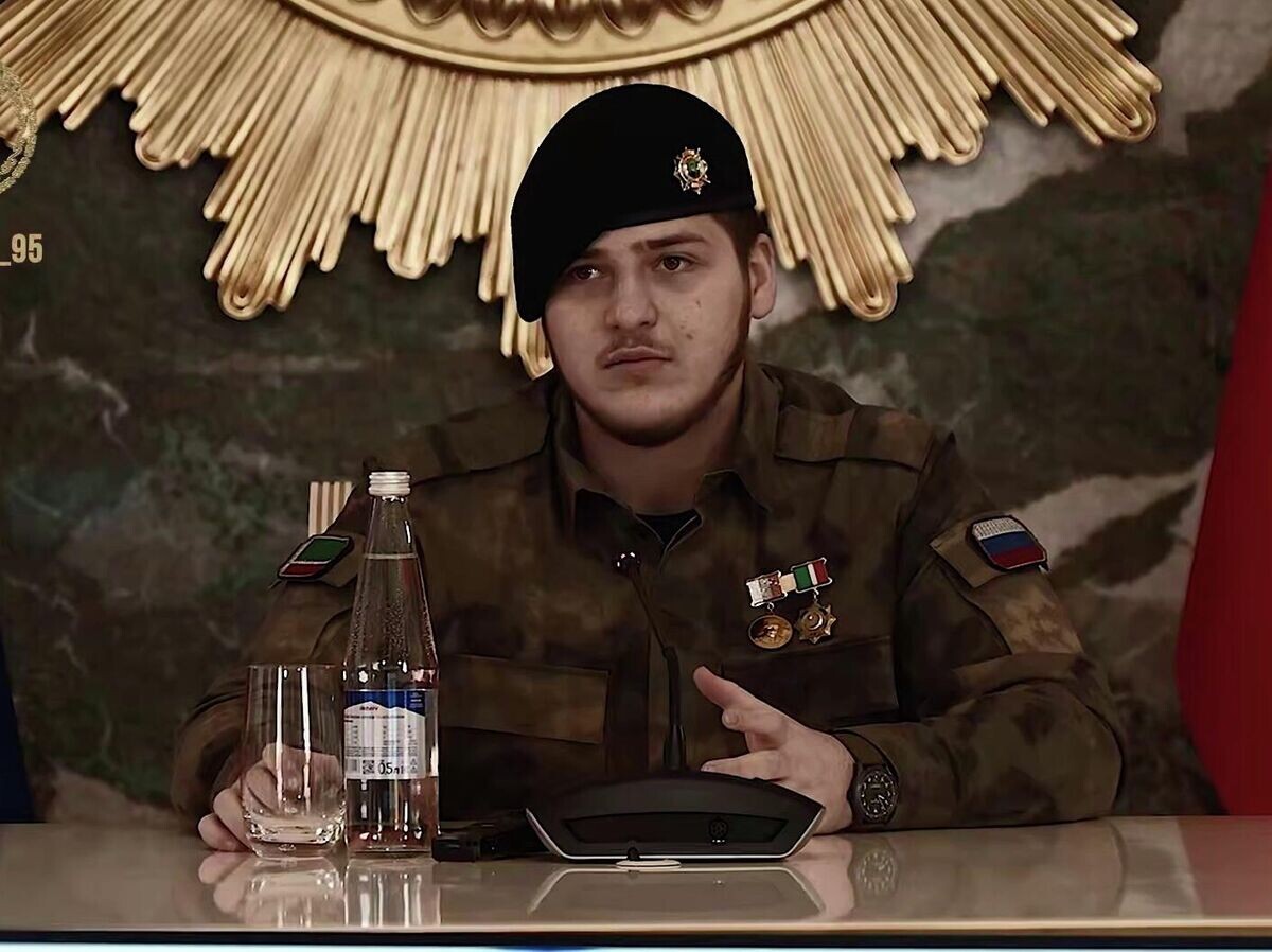    Секретарь Совета Безопасности Чечни Адам Кадыров проводит совещание с командирами силовых ведомств республики. Кадр видео | © Kadyrov_95 / Telegram