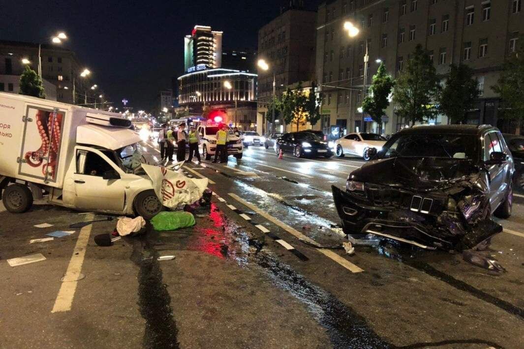 Место автомобильной аварии с участием актера Михаила Ефремова на Смоленской площади в Москве
Фото: РИА Новости/Артем Пучков