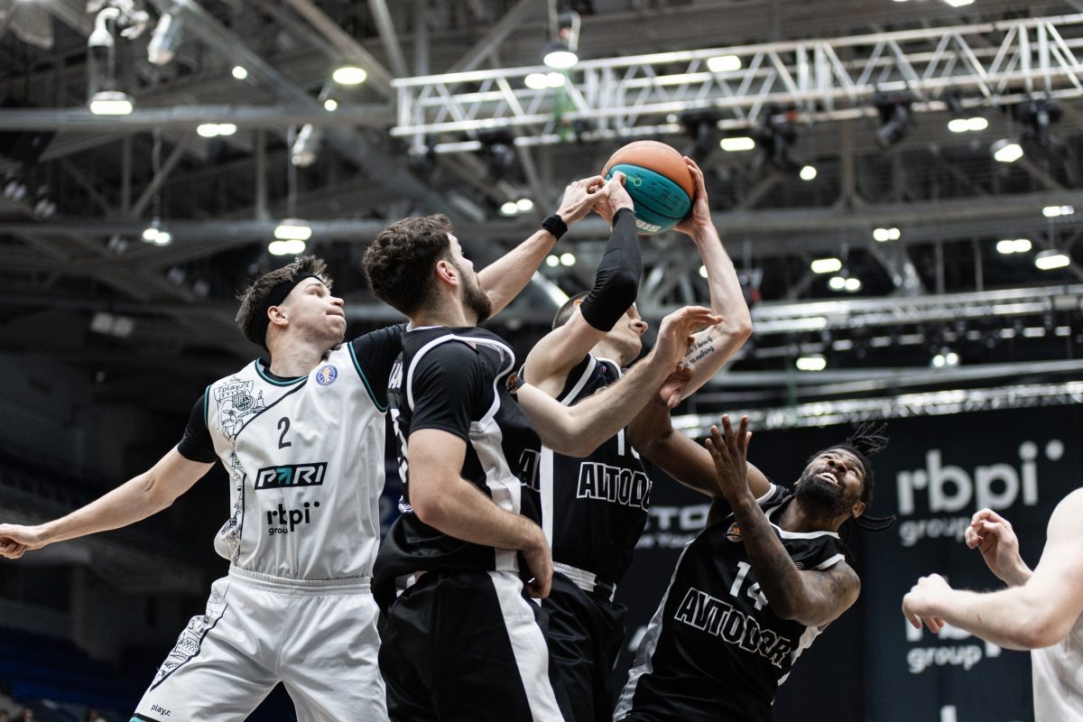    Норберт Лукач (в белой форме) был самым активным в составе нижегородского клуба