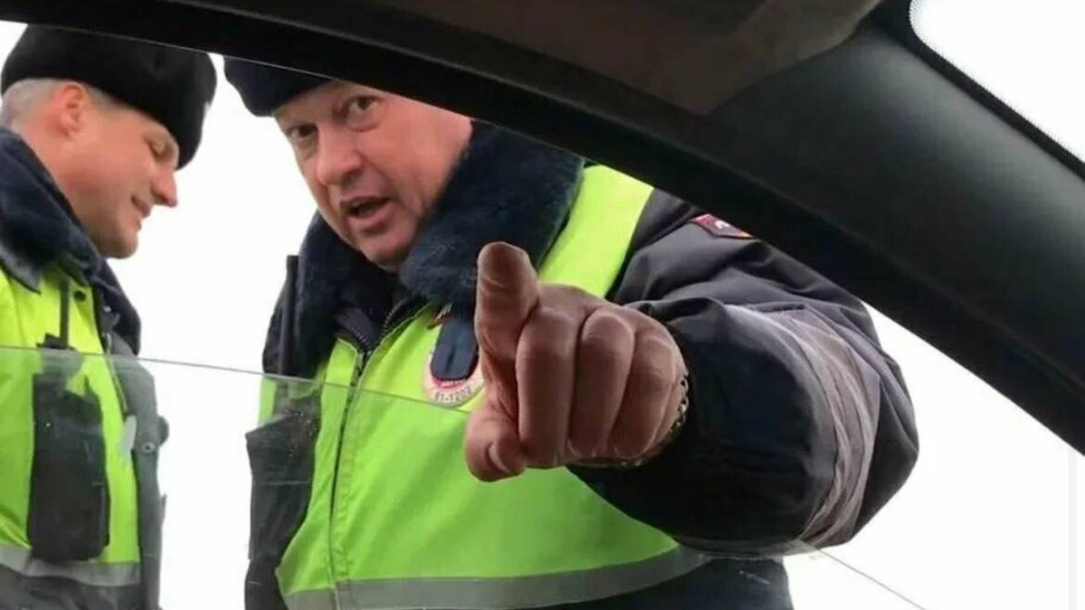 Почему инспекторы ГАИ не имеют права требовать ваш смартфон и зачем они это делают?