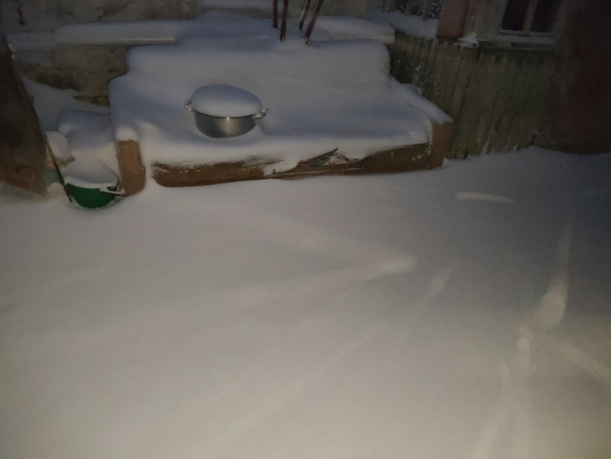 И тут тоже сугробы. И продолжает подсыпать снежок