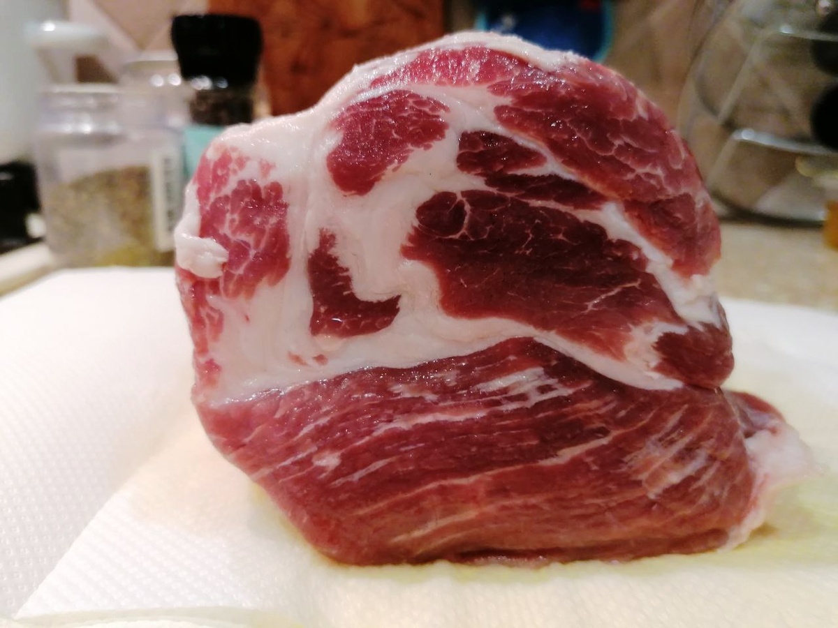 Специально сфотографировала кусок «в фас», чтобы было понятно, о каких прожилках жира речь. Фото автора