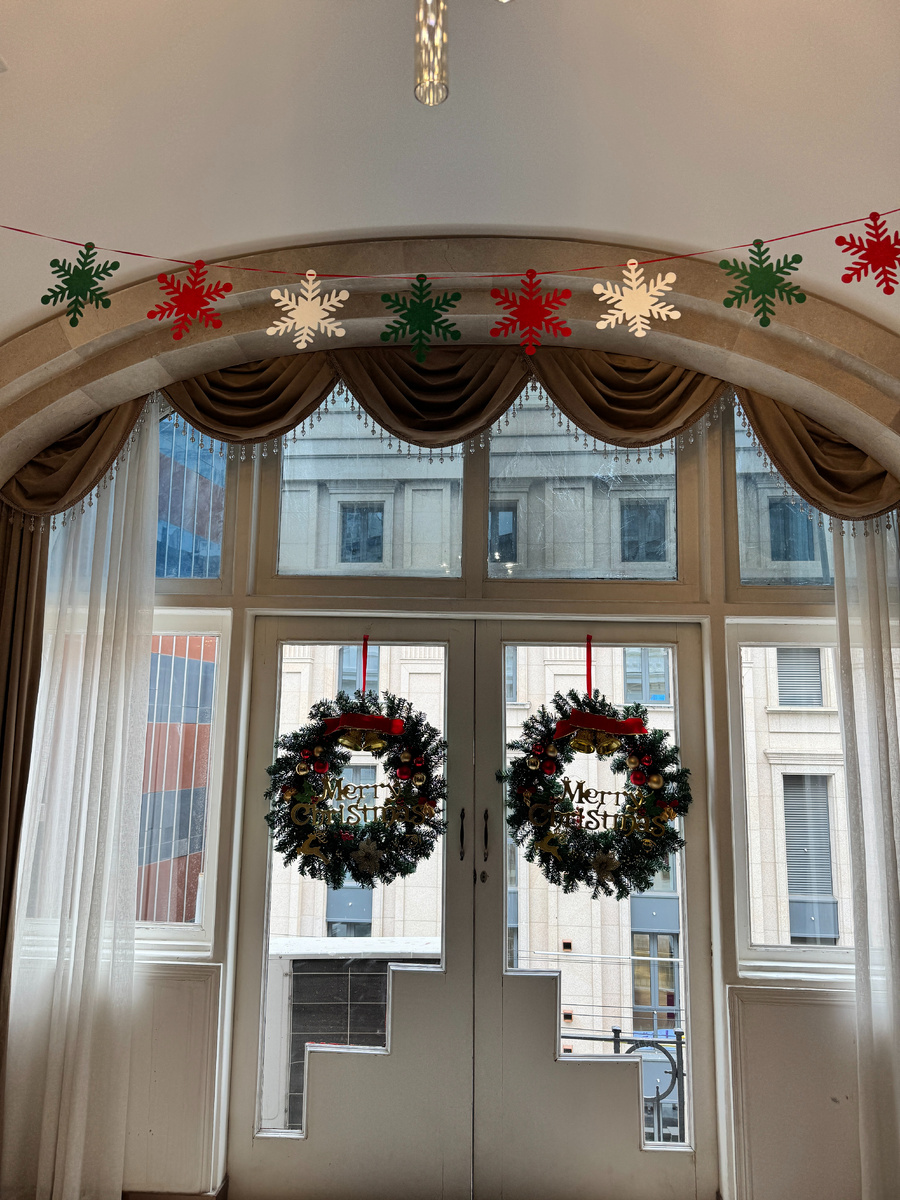 Очень мило, что китайцы украшают свои заведения ради европейских туристов