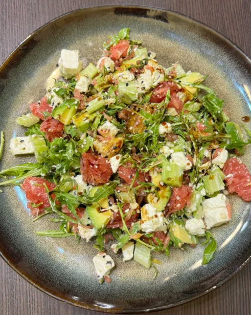 Это наше звучание для наслаждения свежестью, цветом и текстурой. Прекрасно и как легкий обед, гарнир к птице, а также праздничный салат. Ведь это точно сам по себе маленький праздник вкуса и настроения.