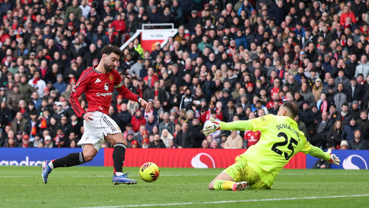    Бруну Фернандеш и Джанлуиджи Доннарумма. Reuters