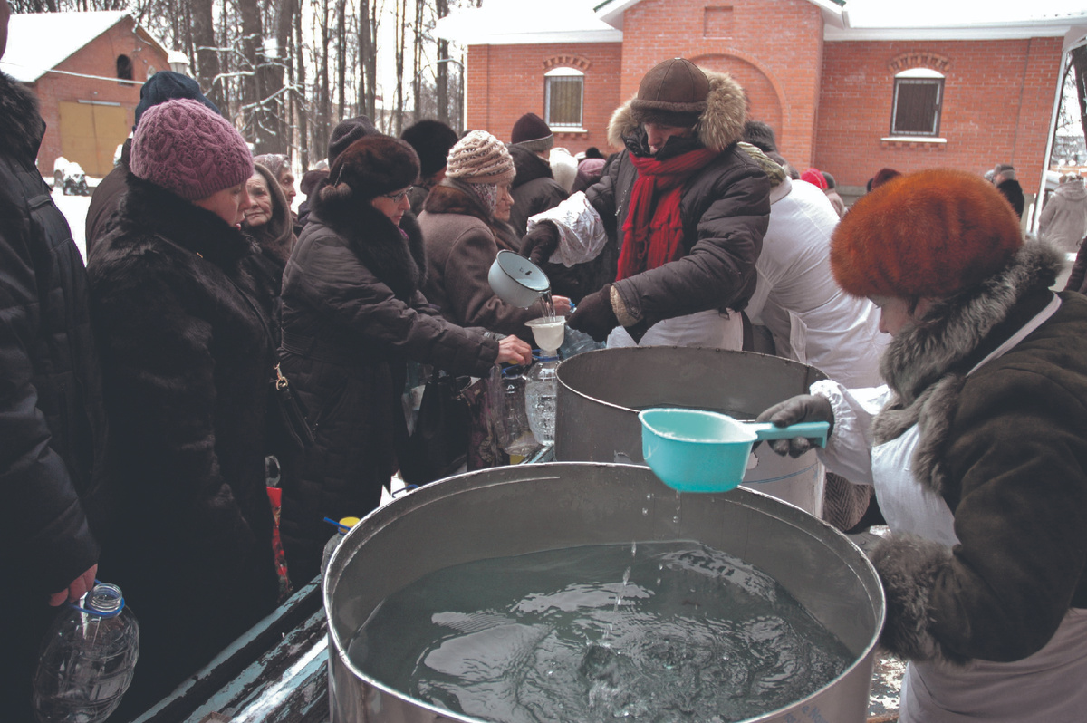 Раздача воды в Скорбященском храме г. Клина