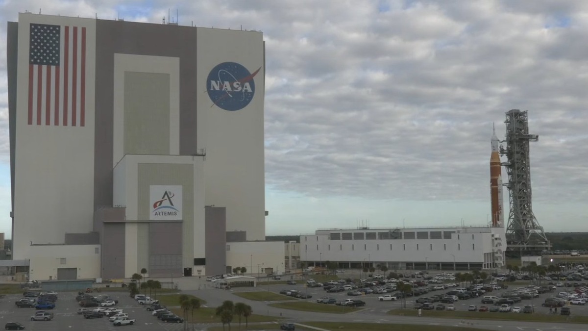 17.01.2026. Комплекс из ракеты-носителя Space Launch System (SLS) и космического корабля Orion перемещается из здания вертикальной сборки Космического центра Кеннеди на стартовую площадку 39B