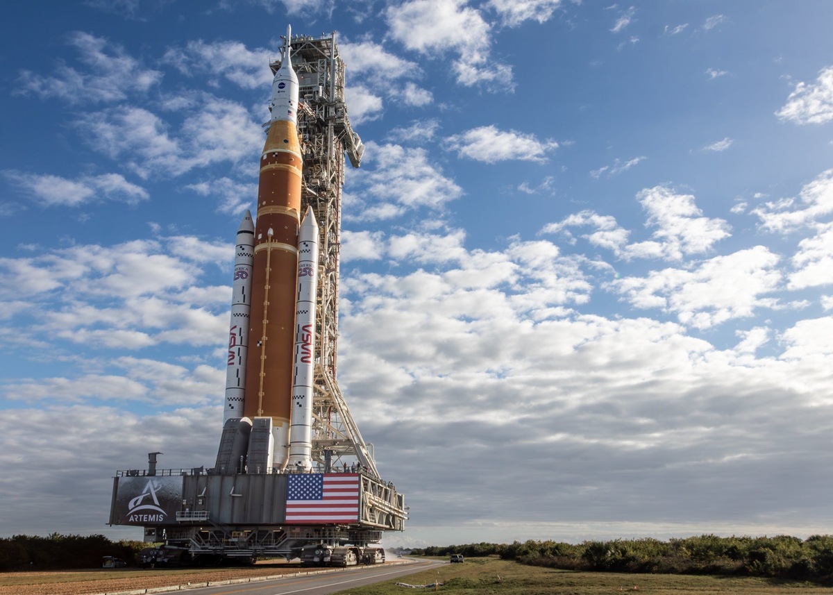 17.01.2026. Комплекс из ракеты-носителя Space Launch System (SLS) и космического корабля Orion перемещается из здания вертикальной сборки Космического центра Кеннеди на стартовую площадку 39B