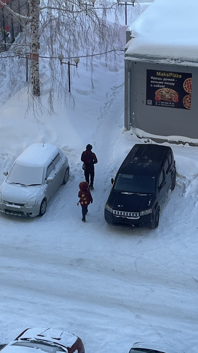 Бегут в машину к деду 🤩Джесси у кости на руках ее не видно😆