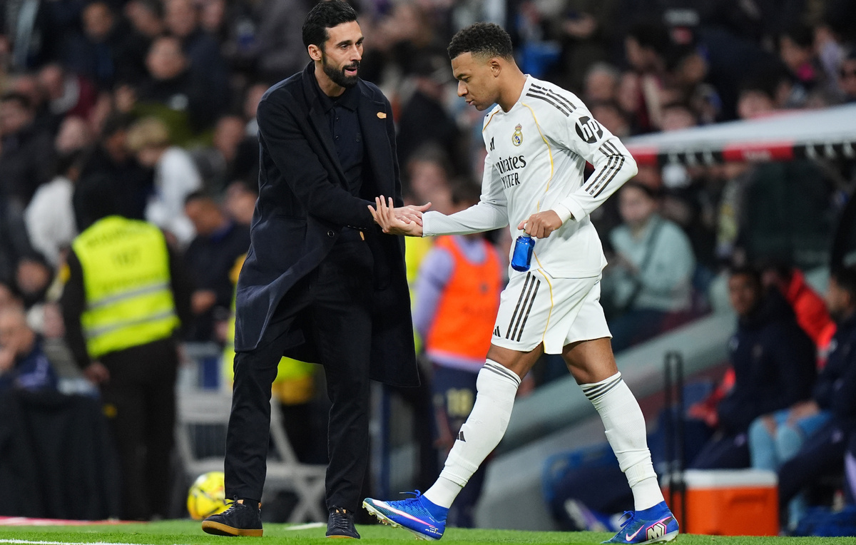    Главный тренер "Реала" Альваро Арбелоа и нападающий "Реала" Килиан Мбаппе  Angel Martinez/Getty Images