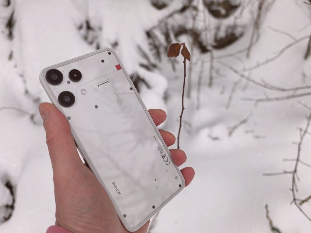    Смартфон имеет габариты 164 × 78 × 8,3 мм и весит 199 г, что делает его довольно удобным для долгого использования, хотя из-за ширины управлять им одной рукой не всегда просто. / Фото: Дмитрий Бевза / РГ