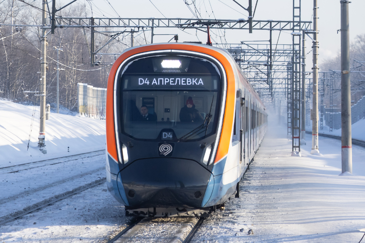 Электропоезд ЭГЭ2Тв "Иволга 4.0" подъезжает к платформе Салтыковская. 