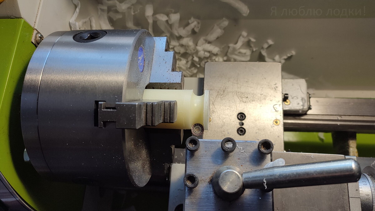 Круглый резец. Мне повезло с покупкой сменных пластин для него - очень острые.