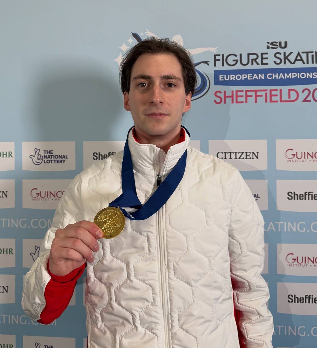 Ника с малой золотой медалью чемпионата Европы. Фото из социальных сетей Федерации фигурного катания Грузии 