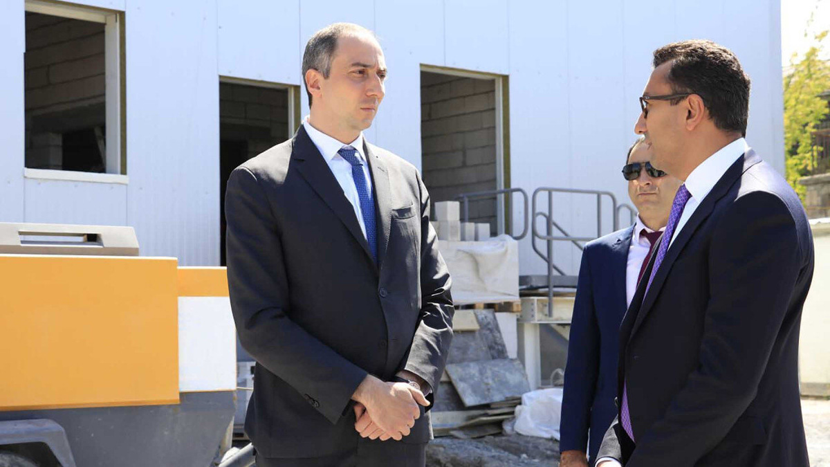    Министр Роберт Хачатрян ознакомился с ходом строительства строящегося в Абовяне крупнейшего в стране нового центра обработки данных, 2023 год. Источник фото: сайт Министерства Высокотехнологической Промышленности Республики Армения.