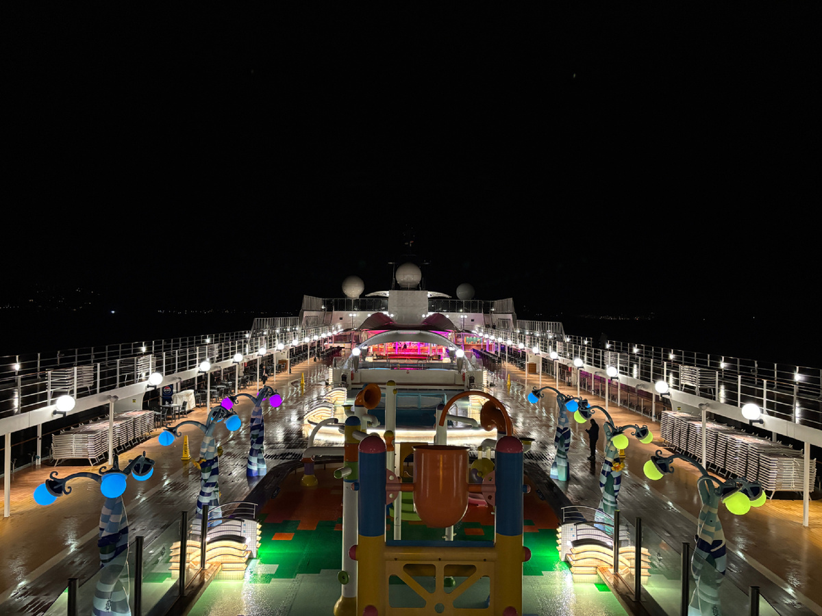 Фото автора. Собственно, нам и продают картинку. Все эти фото огромных сияющих огнями лайнеров восхищают и манят 