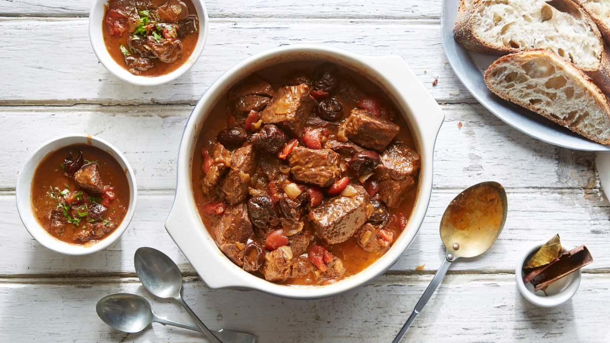 Тушеная говядина с черносливом и овощами в густом соусе.