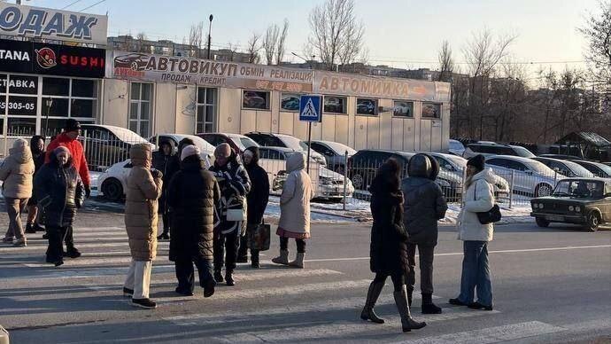 В Кривом Горе люди перекрыли дорогу из-за отсутствия электроснабжения. Обложка © Telegram / Свои | Кривой Рог