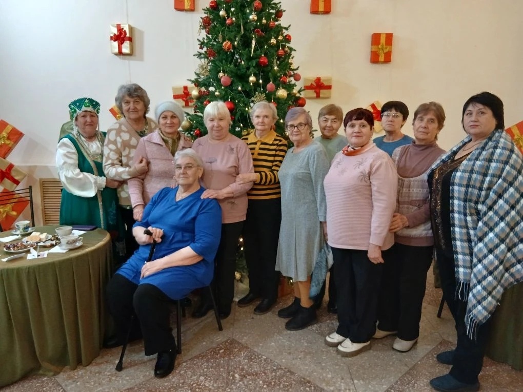 Песни, пляски, чаепитие.