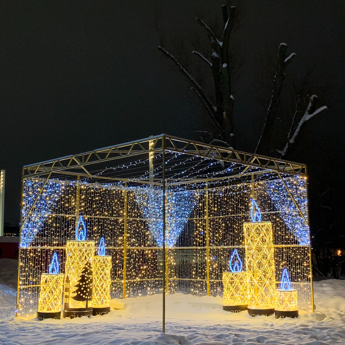 Эта инсталляция с пожеланиями, но пожелания занесло снегом