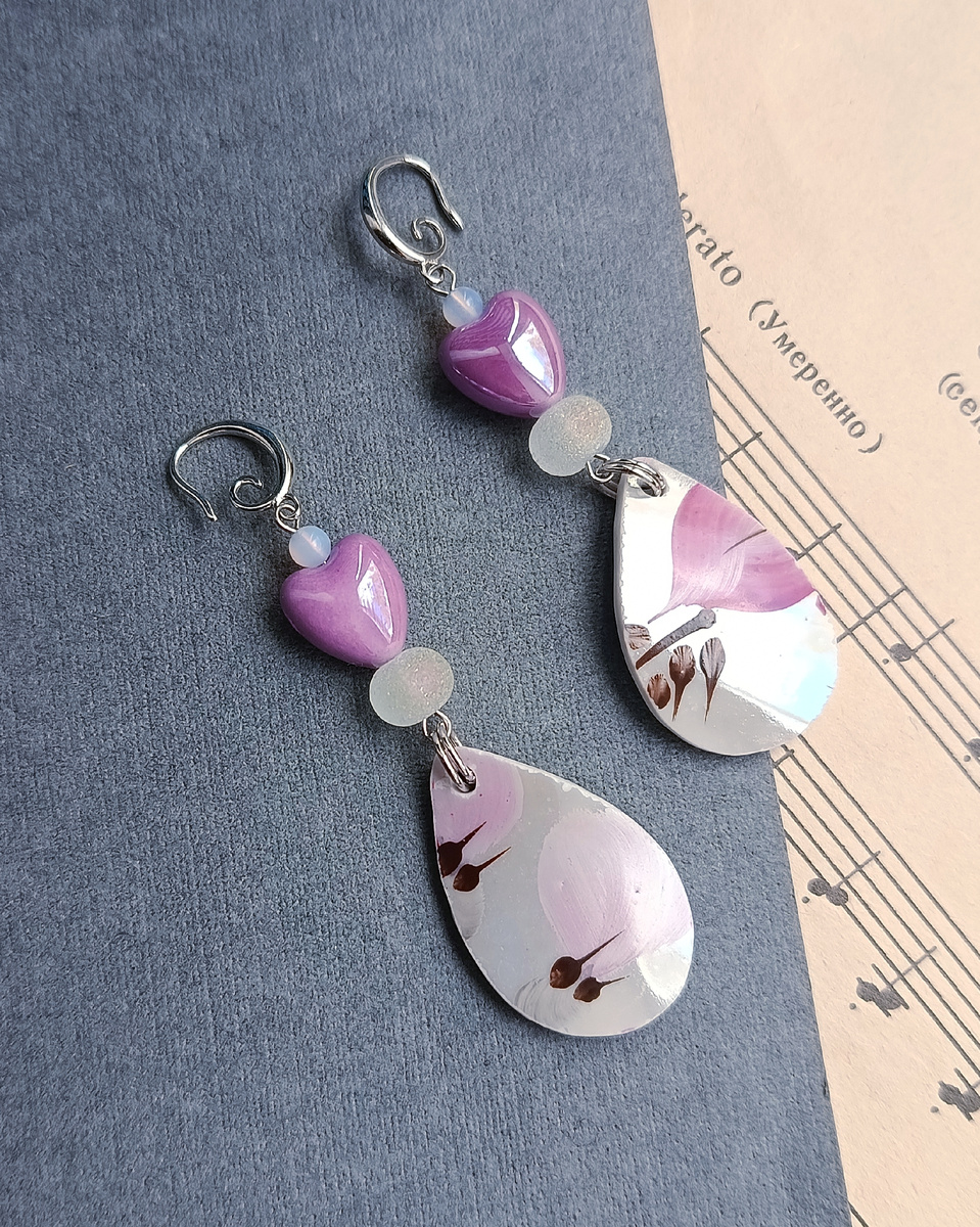 Невозможно остаться равнодушной к их тонкому рисунку ручной работы, легким нежным краскам и яркому керамическому сердечку.